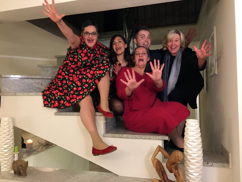 V.l.: Sabine, Gastgeberin Esposchmai „Poschi“, Anna, Timo und Astrid – Bild: MG RTL D /​ ITV Studios