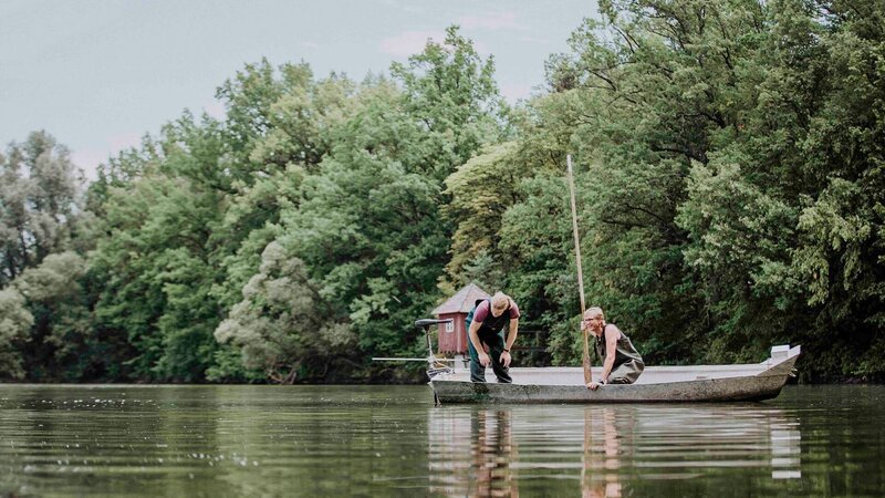 Die Gebrüder Kainz am Jägerteich ihrer Teichwirtschaft in Waidhofen an der Thaya. – Bild: Bergblick