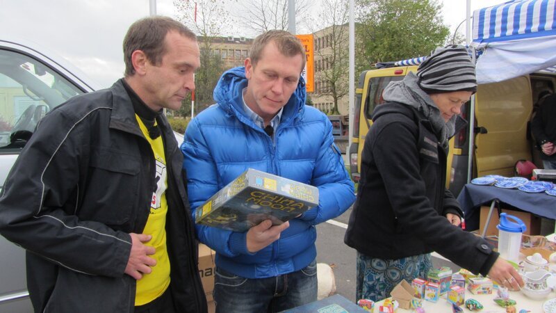 Trödelprofi Otto mit Matthias und Freundin Katja wollen die Playmobil-Sammlung von Matthias verkaufen. – Bild: RTL II