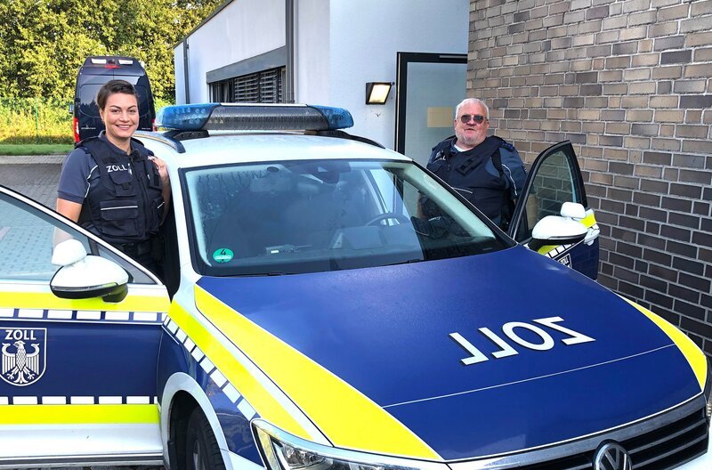 Hermann Herzog und Christina Gerwing jagen Drogenschmuggler. – Bild: NDR/​Johann Ahrends