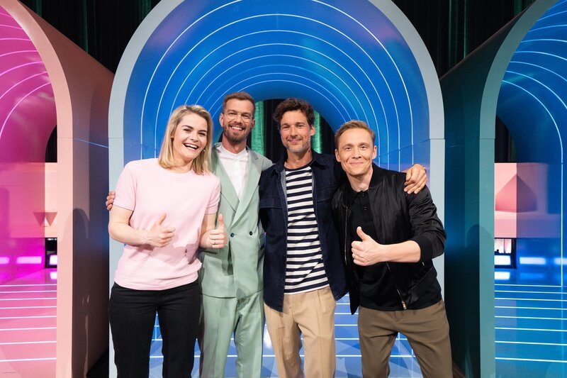 (v.l.n.r.) Hazel Brugger; Joko Winterscheidt; Florian David Fitz; Matthias Schweighöfer – Bild: ProSieben/​Florida TV /​ Julian Mathieu Eigenproduktionsbild frei