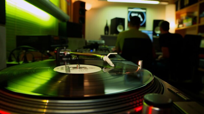 Musik und Techno DJs von Vamos Arts im Studio. – Bild: SWR