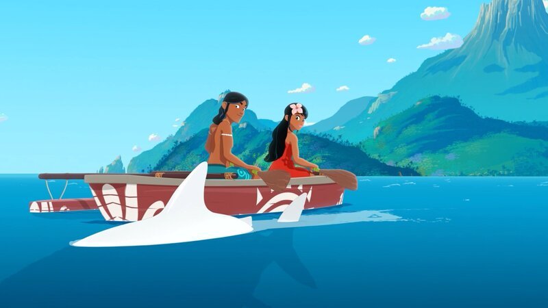 Der weiße Hai Omaroua (l.) hat Auru (M.) und Timeti (r.) sicher an die Küste zurückgebracht. Sie waren zuvor in einen Sturm geraten und drohten mit ihrem Kanu zu kentern. – Bild: ZDF und Media Valley/​ Marzipan Films