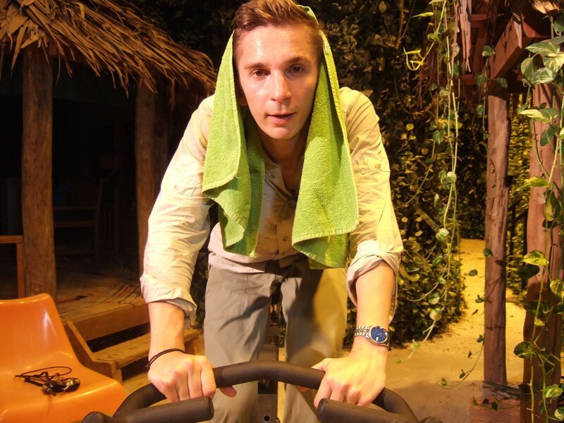 Wie lange kann man ohne Wasser durch die Wüste laufen, bis man verdurstet? ‚PUR+‘-Moderator Eric Mayer macht den Hitze-Selbstversuch. – Bild: ZDF und Sandra Palm