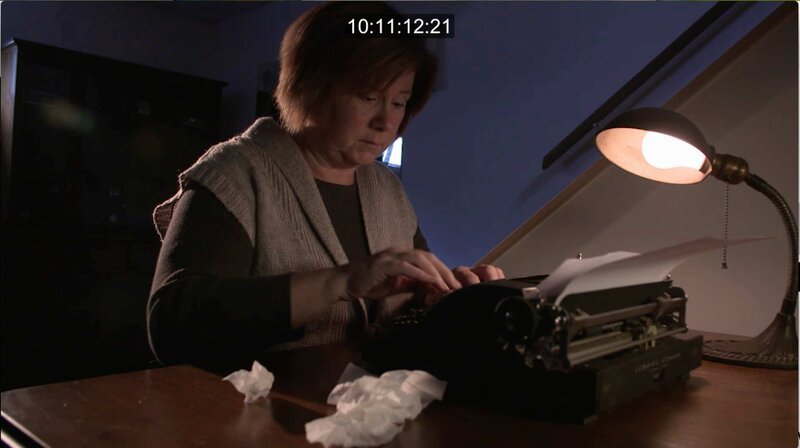 Eine Frau benutzt eine Schreibmaschine. – Bild: Crime + Investigation /​ abacus media