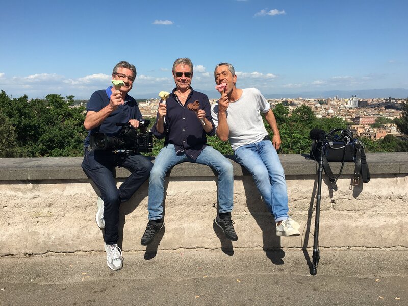 Franz Gernstl, der Reporter (links), Hans Peter Fischer, der Kameramann (Mitte), und Stefan Ravasz, der Tonmann (rechts), suchen seit 1983 nach interessanten Typen, guten Geschichten und nach dem Sinn des Lebens. Drehort: Rom. – Bild: HP Fischer / BR / megaherz gmbh Franz Gernstl, der Reporter (links), Hans Peter Fischer, der Kameramann (Mitte), und Stefan Ravasz, der Tonmann (rechts), suchen seit 1983 nach interessanten Typen, guten Geschichten und nach dem Sinn des Lebens. Drehort: Rom. – Bild: HP Fischer / BR / megaherz gmbh