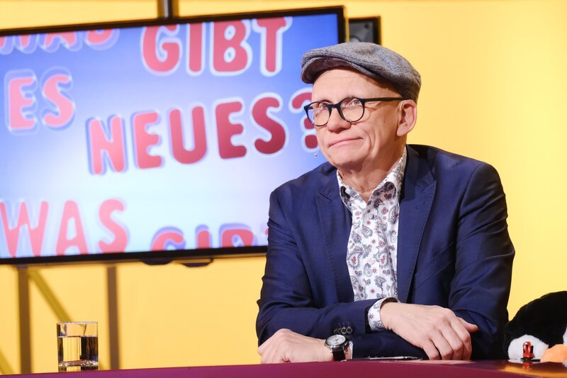 Was gibt es Neues? – Passend zum Thema „Welttag des Schneemanns“ stellt Oliver Baier seinem Rateteam die Frage nach dem „Fleckenprinzip“. Ob es wirklich um Schmutz auf reinem Weiß geht, oder doch einen anderen Hintergrund hat, darüber rätseln Lukas Resetarits, Katharina Straßer, Clemens Maria Schreier, Monica Weinzettl und Gerold Rudle. Auf die Frage worum es sich bei einem „Beckenbuch“ handeln könnte, fliegen die Pointen wie Schneebälle. Die Promifrage stellen in dieser Woche Jakob Seeböck und Gregor Seberg aus dem Cast von „School of Champions“. Sie wollen wissen, was eine „Ausschussbühne“ ist. – Im Bild: Oliver Baier. Foto: ORF/​Günther Pichlkostner. Veröffentlichung honorarfrei nur für redaktionelle Berichterstattung in Sendungszusammenhang und mit Copyrightangabe. Kontakt: foto@orf.at – Bild: ORF/​Günther Pichlkostner