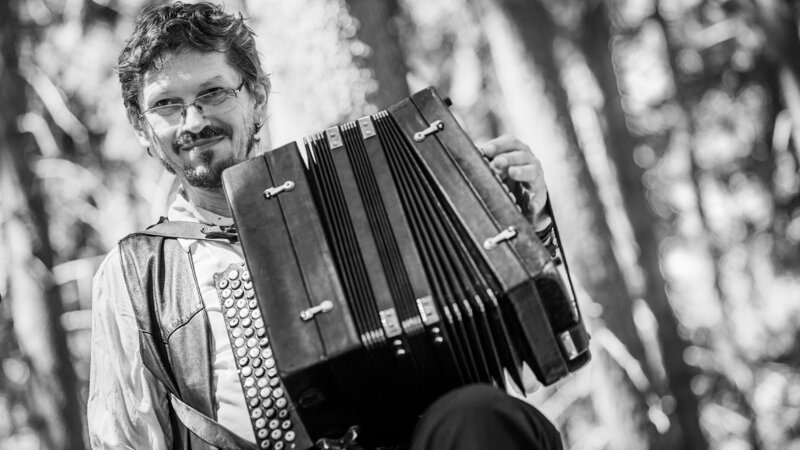 Walther Soyka (1965⁠–⁠2025) war 15 Jahre lang festes Ensemblemitglied der Neuen Wiener Concert Schrammeln. – Bild: ORF/​Stephan Mussil