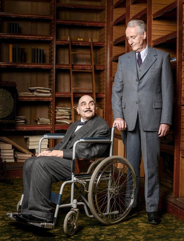 „Agatha Christie’s Poirot“, „Vorhang – Poirots letzter Fall.“ Nach vielen Jahren treffen sich Poirot, nun von Arthrose geplagt, und Captain Hastings, der inzwischen verwitwet ist, wieder. Als sie eine Einladung nach Styles erhalten, dem Haus in dem sie ihren ersten gemeinsamen Fall lösten, nehmen sie diese schnell an. Doch als der große Detektiv einen der scheinbar harmlosen Gäste als ‚X‘ bezeichnet, einen rücksichtslosen Serienmörder, zweifeln die Menschen an seinem Verstand und der Leistung seiner berühmten grauen Zellen. Doch Poirot ist sich sicher, dass nur er einen weiteren Mord verhindern kann, selbst wenn dabei sein eigenes Leben auf der Strecke bleibt. Im Bild (v.li.): David Suchet (Hercule Poirot), Hugh Fraser (Captain Hastings). – Bild: ORF/​ITV Studios Global Entertainment