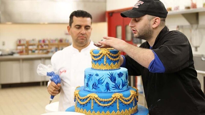 Ralph decorating the top of the cake with Ralph in the background. – Bild: Discovery Communications