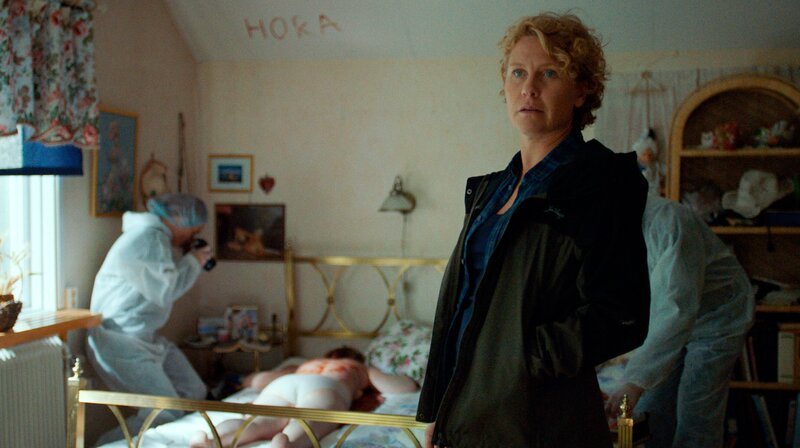 Kommissarin Mella (Eva Melander) muss einen grausamen Mord aufklären. – Bild: MDR/​Degeto/​Yellow Bird