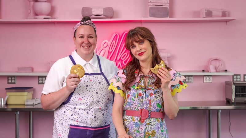 Zooey Deschanel and Anna McGorman, as seen on What Am I Eating? With Zooey Deschanel, Season 1. (posing) – Bild: Discovery, Inc. /​ Federico Imperiale