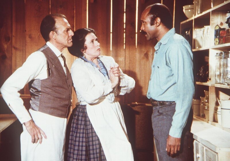 Nels Oleson (Richard Bull, l.) und seine Frau Harriet (Katherine MacGregor, M.) sind von Sams (J.H. Preston, r.) Tischlerarbeiten begeistert. – Bild: Sat.1 Gold