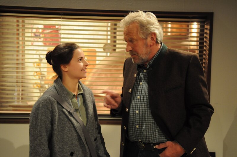 Martin macht sich Sorgen um Charlie, als sie ihm erzählt, dass sie ihre Ferien mit Lesen verbringt. Von links: Charlie Keller (Marie-Claire Schuller) und Martin Kirchleitner (Hermann Giefer). – Bild: BR/​Jo Bischoff