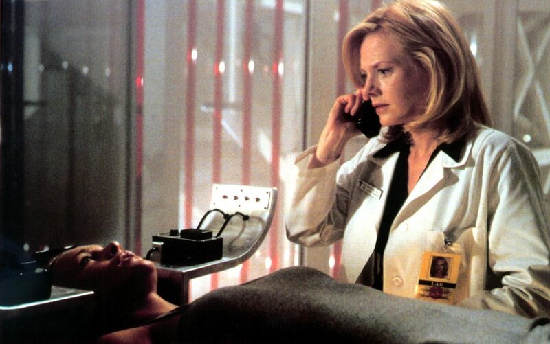 Dr. Laura Baker (Marg Helgenberger, r.) und andere Wissenschaftler klonen aus Überresten der getöteten Sil die schöne Eve (Natasha Henstridge, l.) … – Bild: Metro-Goldwyn-Mayer (MGM)