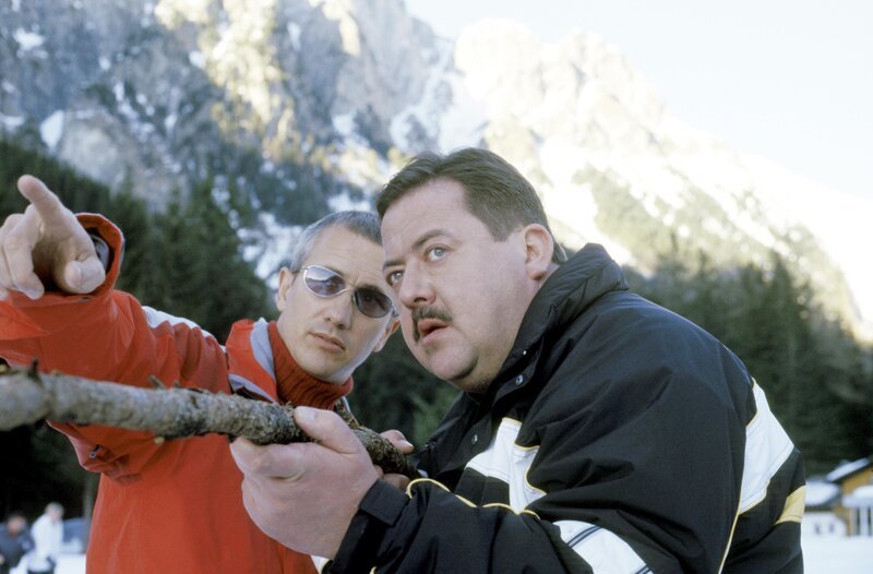 Die Tatwaffe haben sie noch nicht gefunden, aber Ulrich Satori (Markus Böker, li.) und Korbinian Hofer (Josef Hannesschläger) haben wenigstens eine heiße Spur. – Bild: ORF/​Christian A. Rieger