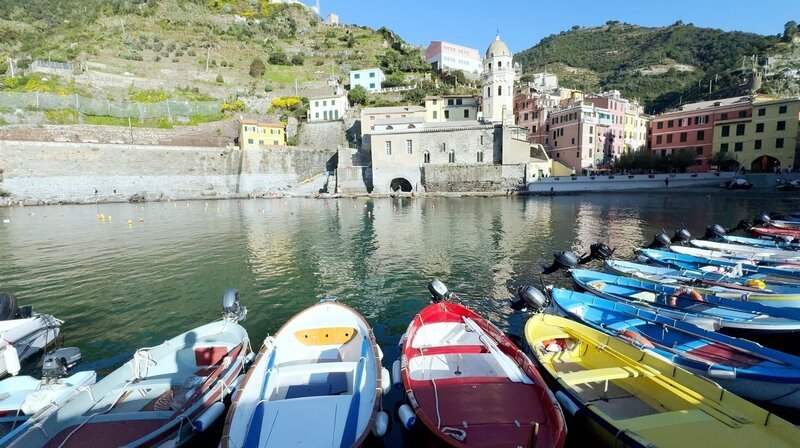 Bunte Fischerboote schaukeln im Hafen von Vernazza – eingerahmt von pastellfarbenen Häusern, steilen Weinterrassen und der markanten Kirche Santa Margherita d’Antiochia. – Bild: ZDF und Ampersand