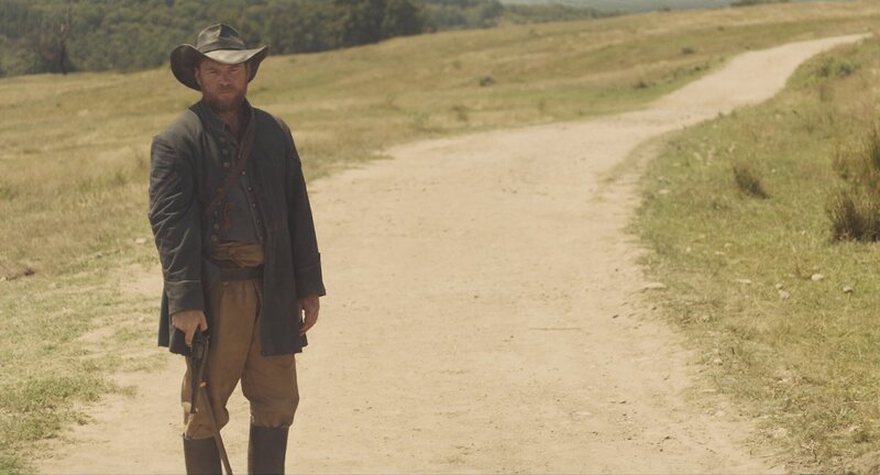 Eines Tages kommen die zwei offenbar desertierte Nordstaatler Moses (Sam Worthington) und Henry des Wegs und wittern in den Frauen leichte Beute. Die Mädchen jedoch haben nicht die Absicht, sich kampflos zu ergeben, und entwickeln effektive Verteidigungsstrategien. – Bild: Koch Media Eines Tages kommen die zwei offenbar desertierte Nordstaatler Moses (Sam Worthington) und Henry des Wegs und wittern in den Frauen leichte Beute. Die Mädchen jedoch haben nicht die Absicht, sich kampflos zu ergeben, und entwickeln effektive Verteidigungsstrategien. – Bild: Koch Media