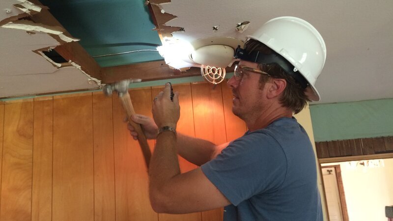 Chip begins construction to raise the kitchen ceiling on demo day, as seen on Fixer Upper. – Bild: HGTV /​ Scripps (Focus); HFXUP302_197350_ /​ HGTV/​Scripps Networks, LLC. All Rights Reserved