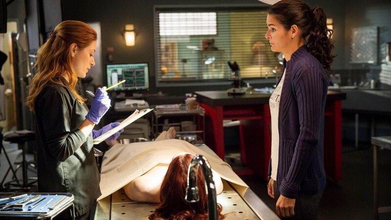 Maura Isles (Sasha Alexander, l.), Jane Rizzoli (Angie Harmon) – Bild: TVNOW /​ Warner Bros.