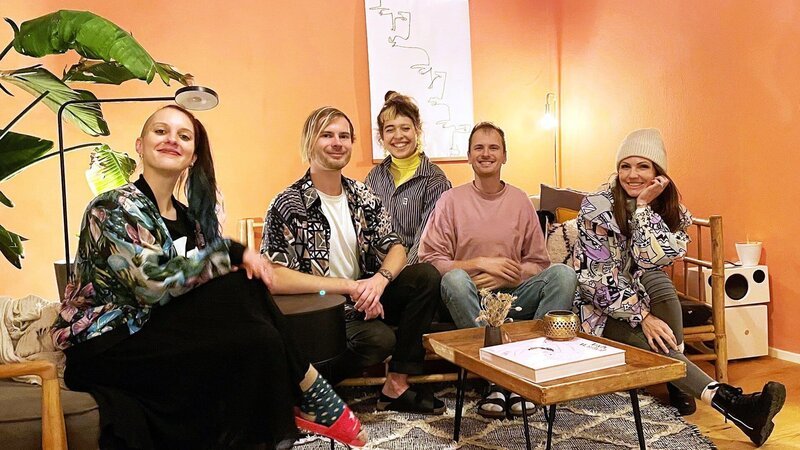 Ding Dong – Zeig dein WG-Zimmer! In der christlichen WG und beim Handorgelsammler Viola Tami in der WG einer Gruppe von refomierten Christen  Copyright: SRF – Bild: SRF