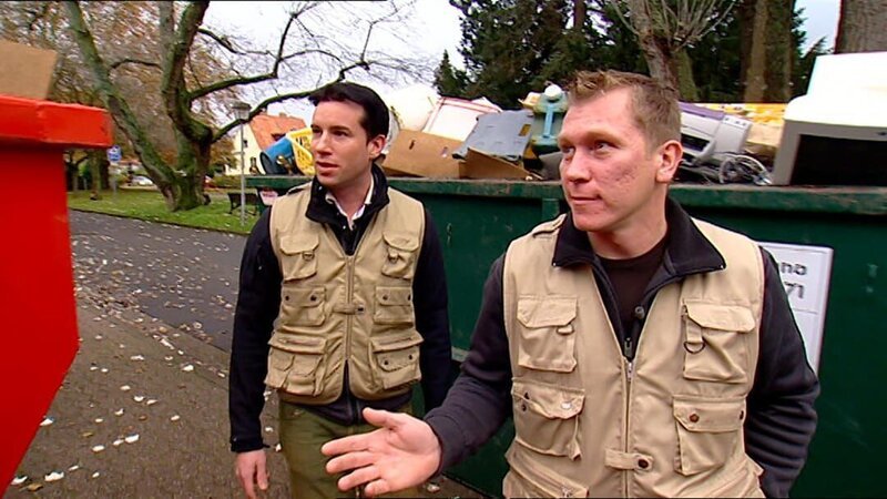 Ingrid und Arne haben endgültig genug von Günthers Sammelwut. Nicht nur von seiner Geschäftsaufgabe hat er noch jede Menge Überbleibsel eingelagert, er sammelt auch fleißig weiter. Trödelprofi Otto Schulte muss allerdings erst einmal Günther überzeugen, sich überhaupt von etwas zu trennen und bittet seinen Trödelkollegen und angehenden Psychologen Antoine Richard dazu. – Bild: RTLZWEI