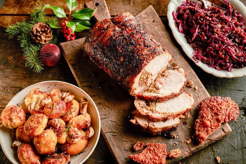 Festliches Porchetta mit allen Beilagen. – Bild: ORF/​Fremantle/​Jamie Oliver Enterprises Ltd/​Chris Terry