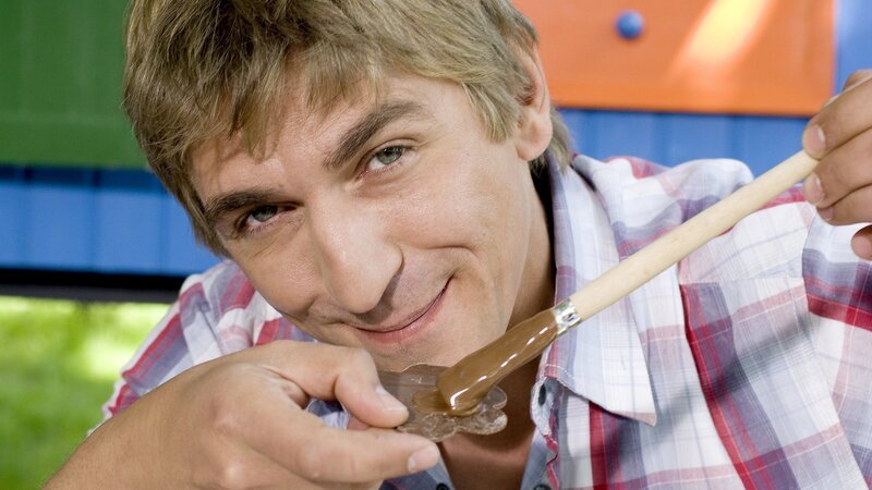 Schokolade selbst gemacht: Fritz Fuchs (Guido Hammesfahr) als Chocolatier. – Bild: ZDF und Antje Dittmann