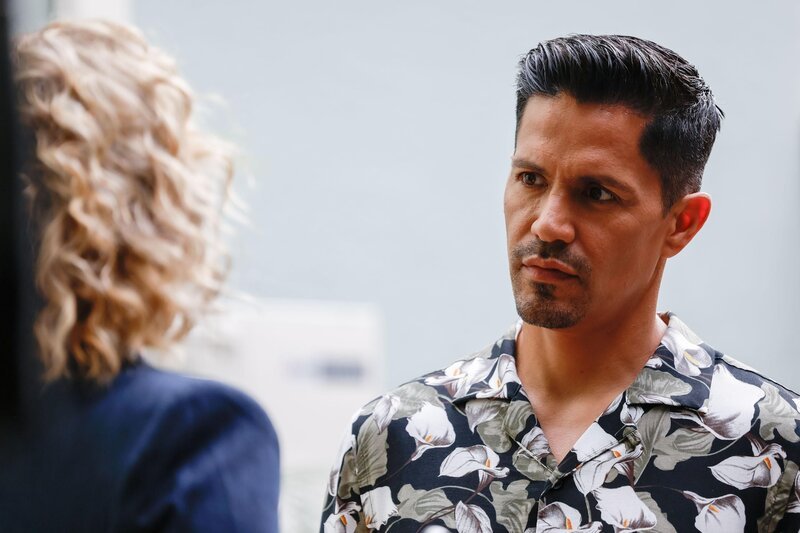 Thomas Magnum (Jay Hernandez)  +++ – Bild: RTL /​ MMXXIII CBS Studios Inc and Universal Television LLC. /​ Aus den Augen, aus dem Sinn