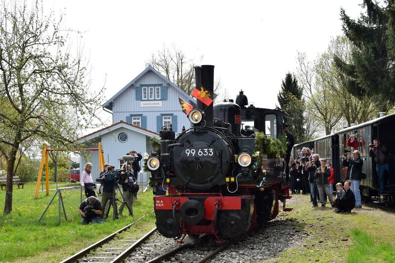 Wiederinbetriebnahme der 99 633 nach langer Aufarbeitungszeit. – Bild: SWR