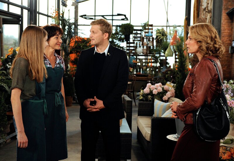 Lotte (Anna Willecke, l.), Merle (Anja Franke, 2.v.l.), Sönke (Bo Hansen, 2.v.r.) und Tine (Maike Bollow, r.) können es kaum glauben, als das Mobbing gegen Lotte schlagartig vorbei ist. – Bild: ARD/​Nicole Manthey