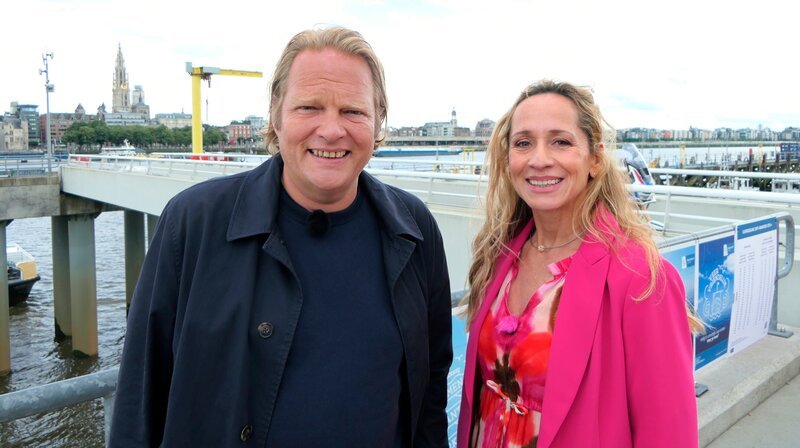 Malerischer Ausblick: Björn Freitag (l) und Tamina Kallert genießen die Sicht über die Schelde auf Antwerpen. – Bild: WDR/​2bild/​Franziska Reinhardt