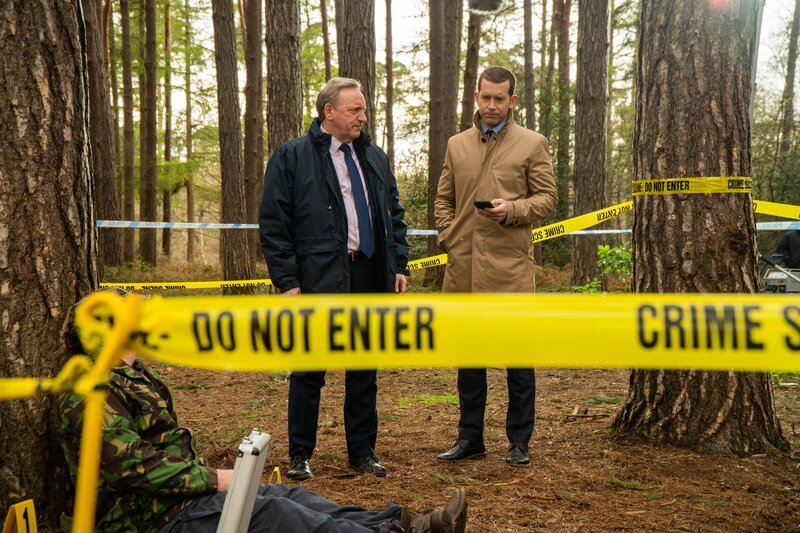 Eine Mordserie in einer Gruppe von so genannten Preppern, die sich hobbymäßig auf eine mögliche Apokalypse vorbereiten, beschäftigt DCI John Barnaby (Neil Dudgeon, l.) und seinen Assistenten DS Jamie Winter (Nick Hendrix, r.). – Bild: Mark Bourdillon /​ ZDF