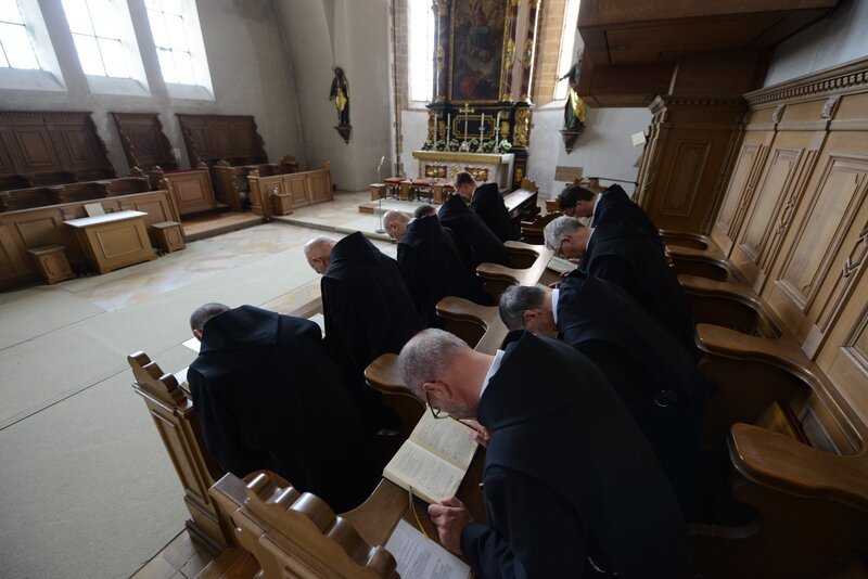 Mönche beten in der Kirche Mariä Himmelfahrt. – Bild: Pater Josef Maria Böge / Kloster Plankstetten Mönche beten in der Kirche Mariä Himmelfahrt. – Bild: Pater Josef Maria Böge / Kloster Plankstetten