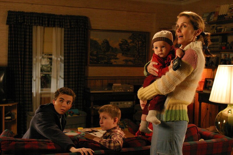 Als Malcolm (Frankie Muniz, l.) mit Dewey (Eric Per Sullivan, 2.v.l.) und Polly (Julie Hagerty, r.) zum Einkaufen fährt, stoppen sie kurz bei Pollys Ex-Freund um etwas zu erledigen … – Bild: ViacomCBS