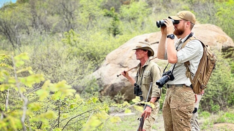 Fritz Meinecke (r.) – Bild: Warner Bros. Discovery