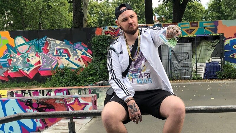 Der 24-jährige Benjamin hofft auf eine Rapper-Karriere und stellt die Jobsuche deswegen hinten an. – Bild: RTL II