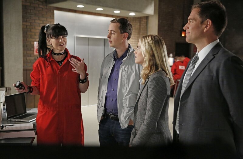 Ein neuer Fall wartet auf Abby (Pauley Perrette, l.), McGee (Sean Murray, 2.v.l.), Eleanor (Emily Wickersham, 2.v.r.) und Tony (Michael Weatherly, r.) … – Bild: CBS Broadcasting, Inc.