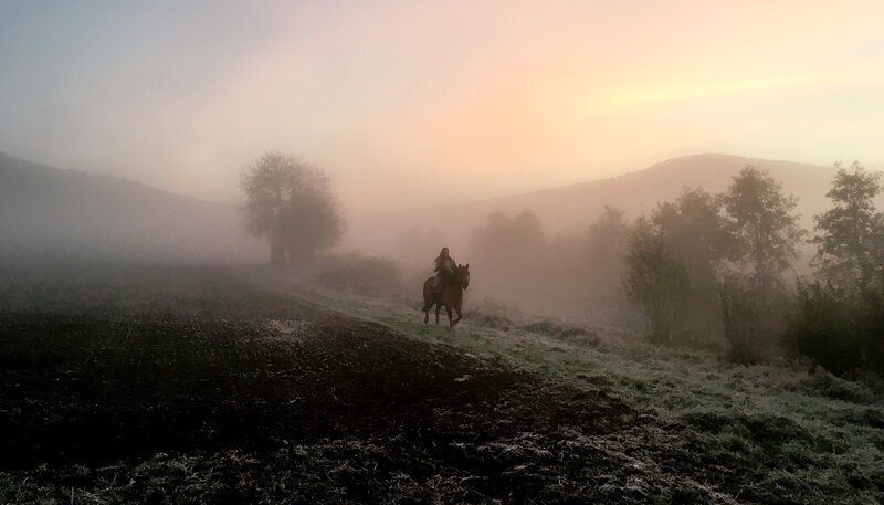 Die Bogenschützin Pettra Engeländer lebt und liebt die Tradition der Amazonen. – Bild: phoenix/​ZDF/​Madeleine Dallmeyer