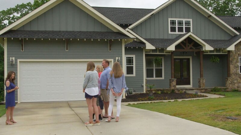 Family meeting realtor in front of house – Bild: 2017,HGTV/​Scripps Networks, LLC. All Rights Reserved