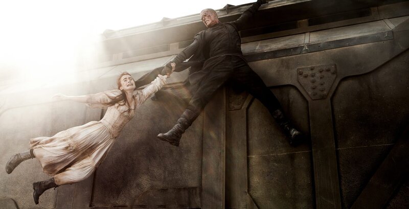 Im packenden Finale drohen Priest (Paul Bettany) und seine Nichte (Lilly Collins) von einem fahrenden Zug zu fallen. Priest kann sich nur mit letzter Kraft halten und die Lage scheint aussichtslos. – Bild: ZDF und Scott Garfield