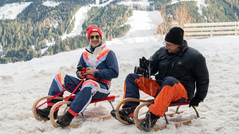 Michael Ostrowski & Kameramann Christian Stolz beim Rodeln auf der Bellevuealm. – Bild: ServusTV /​ Matthias Horngacher