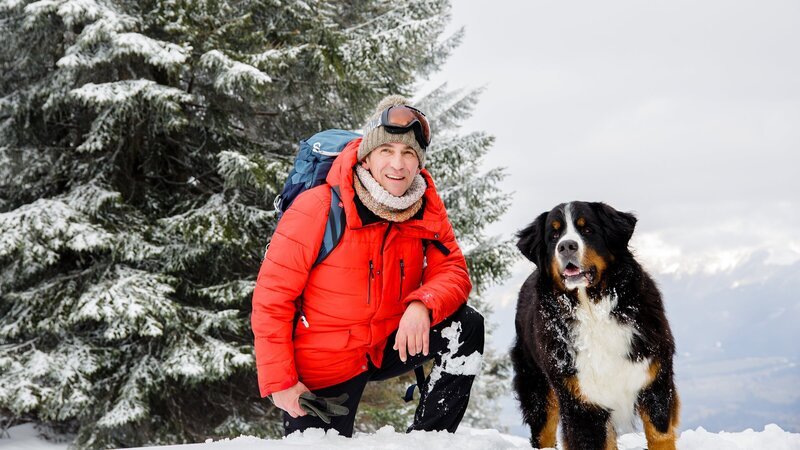 Fritz Fuchs (Guido Hammesfahr) und Hund Keks haben sich hoch oben in den Bergen verirrt. Weshalb musste Keks auch dem Schneehasen hinterher rennen? Jetzt hat Fritz keine Ahnung mehr, wie er ins Tal kommen kann. – Bild: Andrea Hansen Fotografie