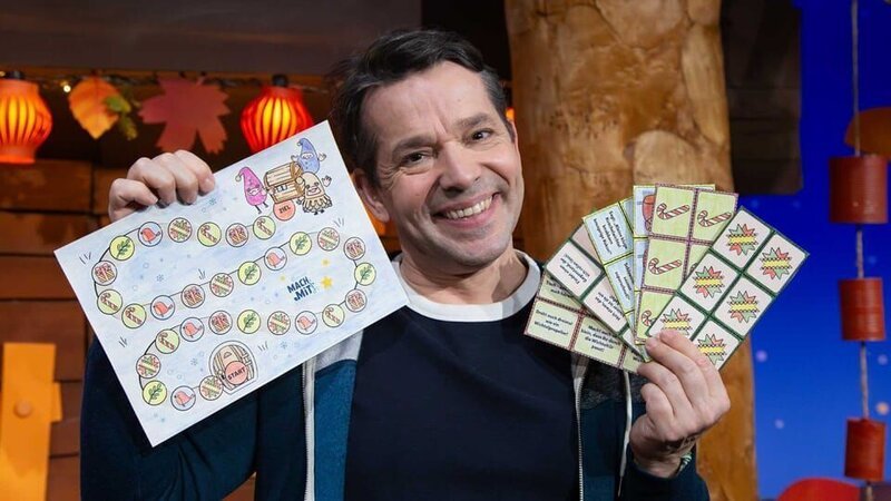 Es ist MACHMiT!-Woche im Baumhaus und Juri spielt das Wichtel-Brettspiel und versucht den Wichtel zum Schatz zu bringen. Das macht Spaß! – Bild: KiKA