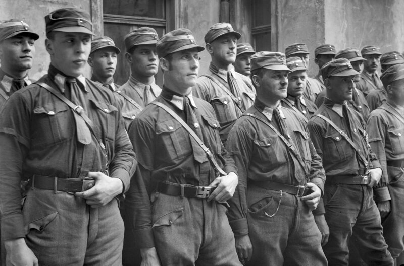Mitglieder der nationalsozialistischen Sturmabteilung (SA) – Bild: NARA