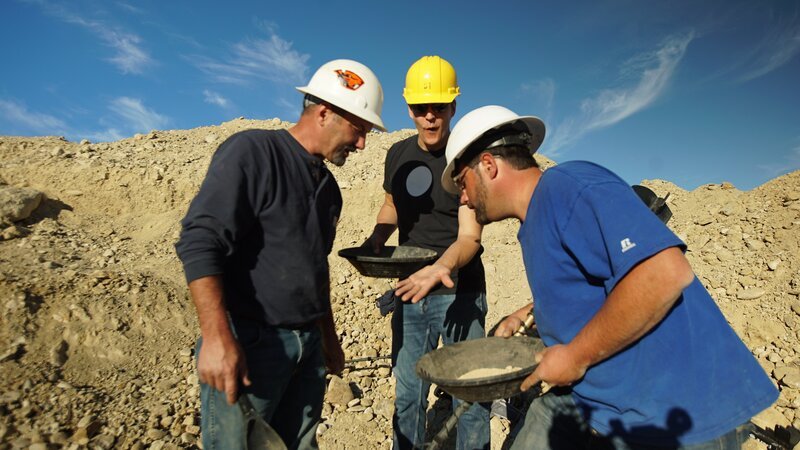 Dave, Clark and Jason (L-R) looking into Clark’s hand for gold – Bild: Discovery Communications