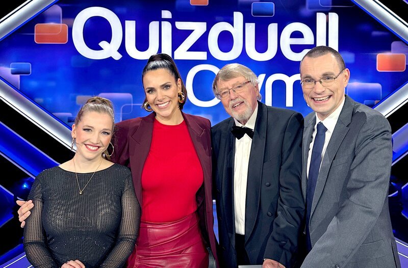 ARD QUIZDUELL-OLYMP, FOLGE 543, Zehn Jahre „Quizduell-Olymp“. Dieses besondere Jubiläum wird mit einem Quizduell-Special in Doppelfolgen gefeiert. Das Besondere: Die Spielerinnen und Spieler des Olymps – Marie-Louise Finck (l.), Thorsten Zirkel (r.) und Prof. Eckhard Freise (2.v.r.) mit Moderatorin Esther Sedlaczek (2.v.l.) – werden überrascht! Erst in der Sendung erfahren sie, welchen prominenten Gegnern sie sich stellen müssen. Neben jeder Menge Quiz- und Ratespaß erwartet die Zuschauenden außerdem ein Rückblick auf die lustigsten und unvergesslichsten Momente aus zehn Jahren „Quizduell-Olymp“. – Bild: ARD/​ITV Studios
