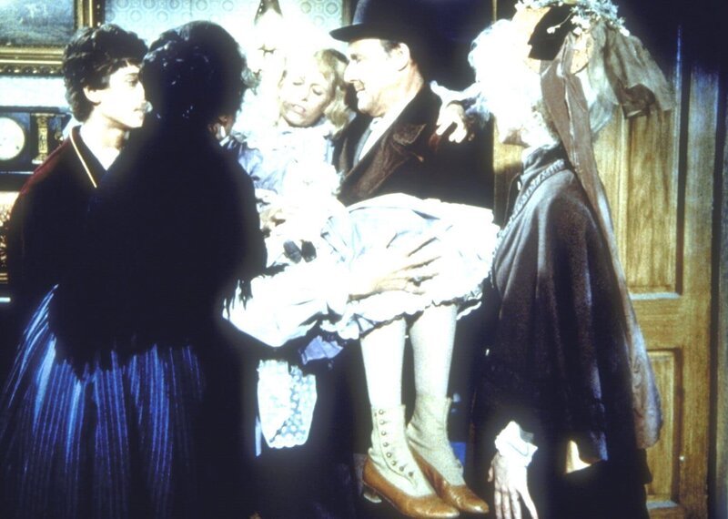 Nels Oleson (Richard Bull, 2.v.r.) und Nellie (Allison Arngrim, r.) haben die kleine Schwester, Nancy (Allison Balson, M.) etwas gezähmt. – Bild: Sat.1 Gold