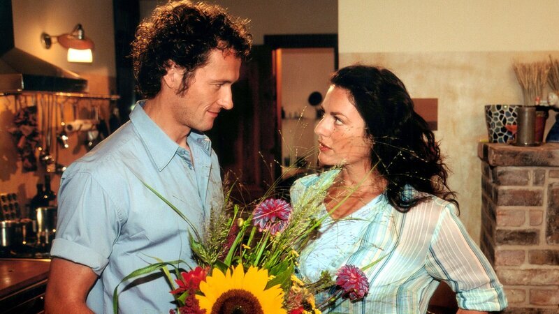 Der nette Polizist Thomas (Markus Knüfken) hat sich in die patente Kleinunternehmerin Anna (Christine Neubauer) verliebt. – Bild: ZDF and ARD/​Degeto