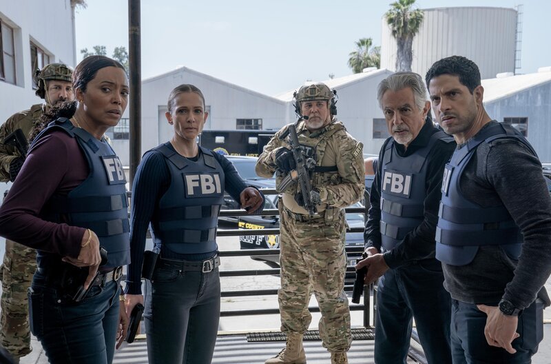 (v.l.n.r.) Dr. Tara Lewis (Aisha Tyler); Jennifer Jareau (A.J. Cook); David Rossi (Joe Mantegna); Luke Alvez (Adam Rodriguez) – Bild: ABC Signature and CBS Studios Inc. /​ Michael Yarish